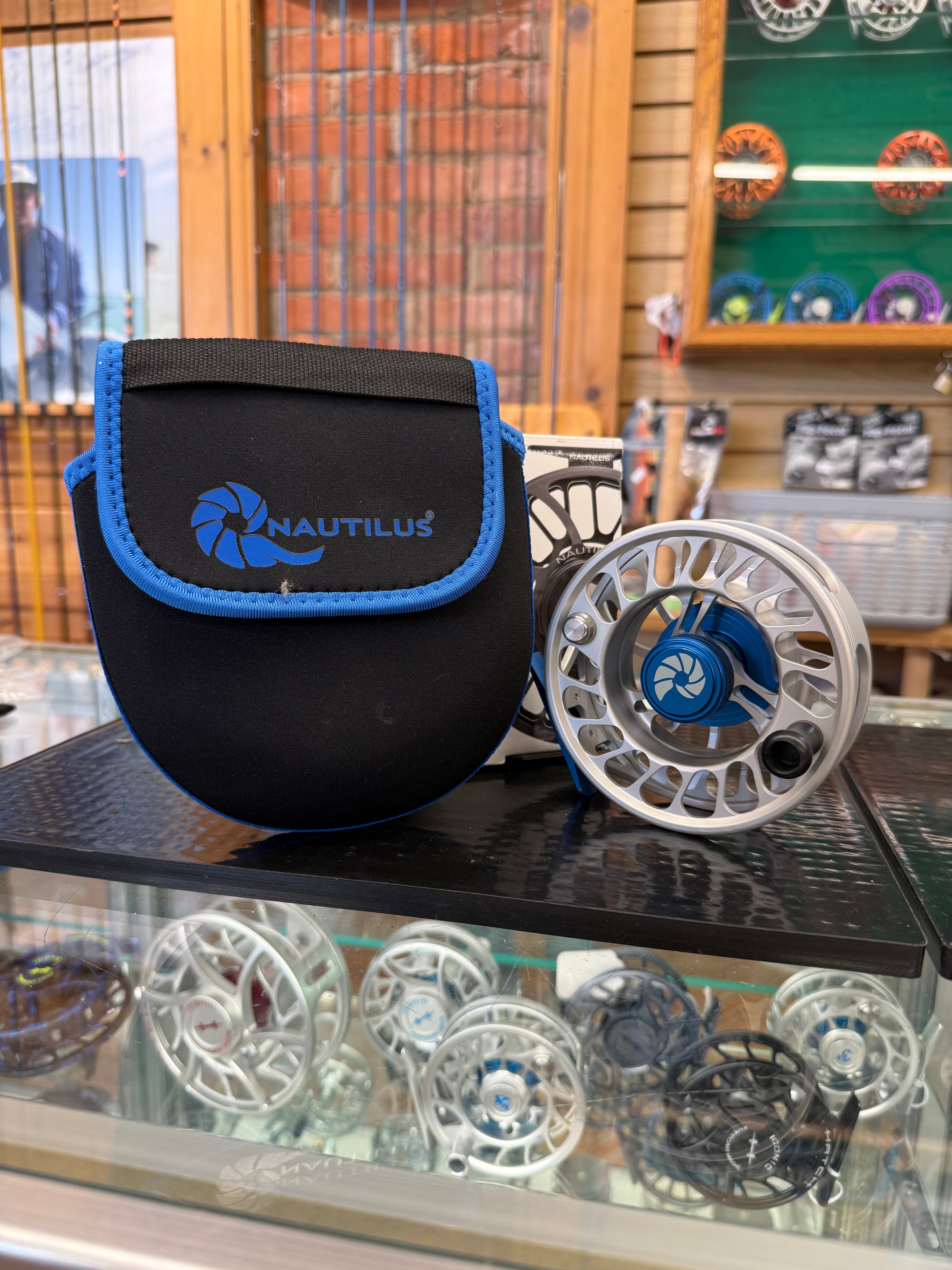 Nautilus CCFX2 8/10 silver W/ blue hardware !MINT CONDITION! fly reel 20% OFF